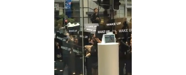 Demonstration i Australien opfordrer Apple til at vågne op
