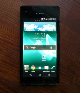 Testiss� Sony Xperia V: Vedenkest�v� 4G-puhelin