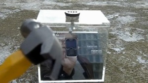 Videolla: Nokia E72 ulos laatikosta vasaran avulla